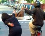 Donna aggredita in pieno centro|si spaventa e muore d’infarto