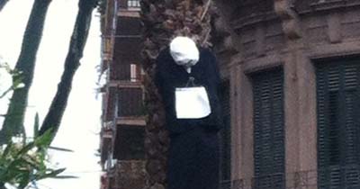 Un manichino impiccato in piazza Amendola