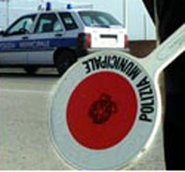 Blitz anti abusivismo, aggrediti due vigili urbani