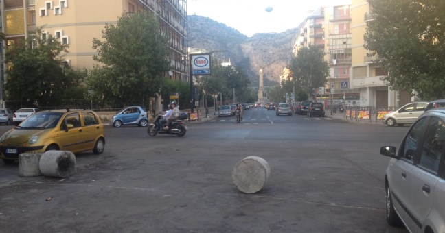 Giallo in viale Campania| Chi ha rubato i dissuasori?