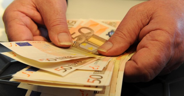 Le spese folli della Provincia |Rimborsi per sms e t-shirt