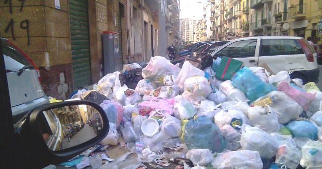 Cumuli di immondizia| in via Lancia di Brolo