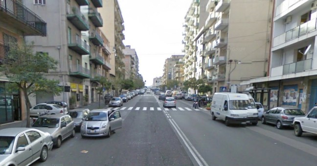 Poliziotto libero dal servizio |sventa rapina in profumeria