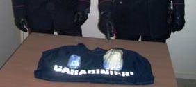 Si ferma all’alt ma poi fugge |Abbandona la moto con la cocaina