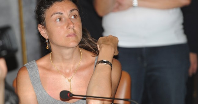 Gli alunni della “Falcone”| addobbano l’albero al Comune