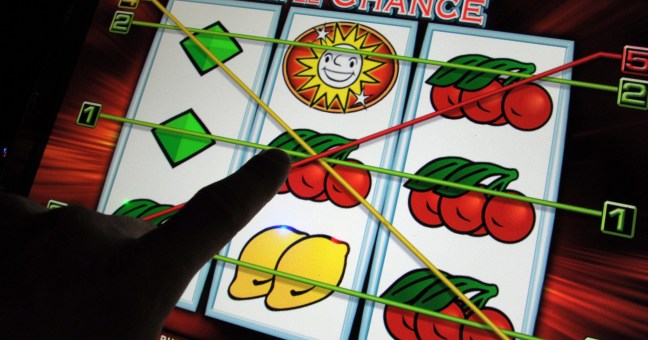Gela, irruzione con le armi | Portate via tre slot-machine