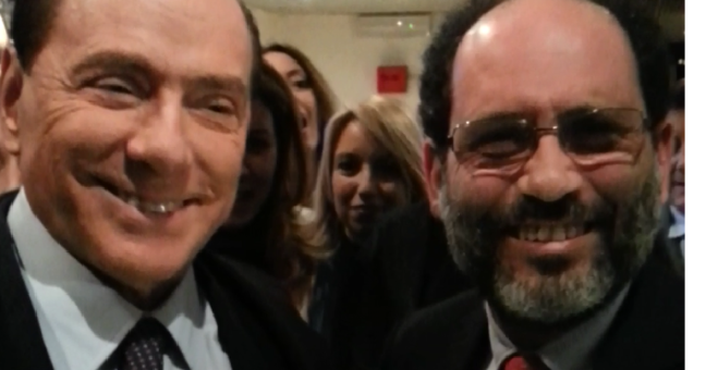 Berlusconi incrocia Ingroia |e fa il gesto delle manette