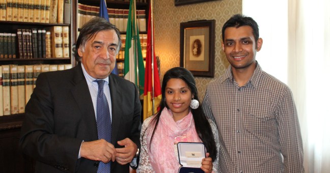 Medaglia onoraria della città| ad una giovane del Bangladesh