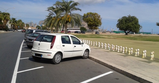 Foro Umberto I, arrivano| i posti auto a lisca di pesce