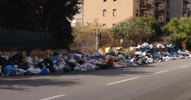 Rifiuti vicino alla scuola | “Piazza Carpino è invivibile”