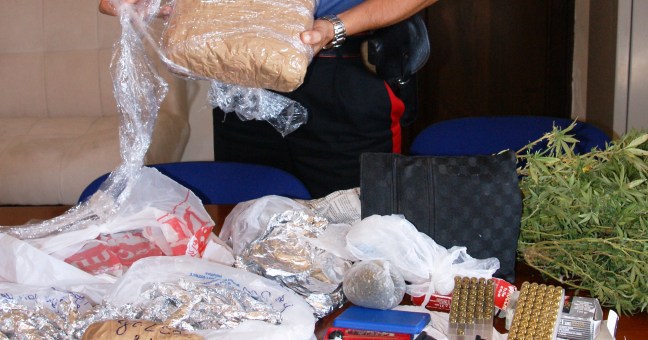 Controlli antidroga a Zia Lisa |Trovate armi e droga
