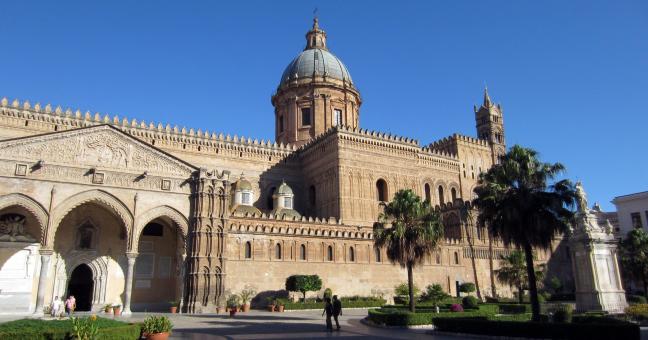Due coppie di fidanzati | rapinate vicino alla cattedrale