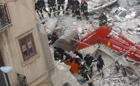 I soccorsi in via Bagolino |Premiati i vigili del fuoco