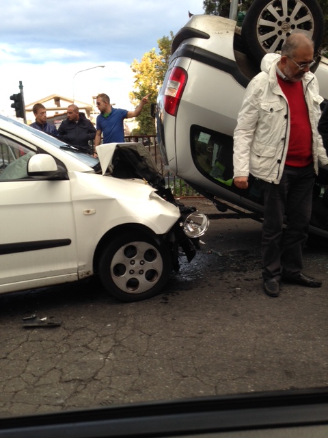 Auto Si Ribalta In Via Simili |Il Semaforo Ancora Una Volta Guasto ...