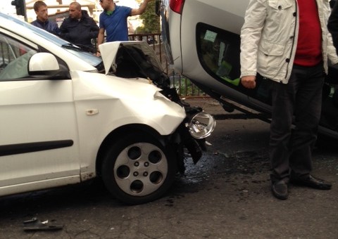 Auto si ribalta in Via Simili |Il semaforo ancora una volta guasto