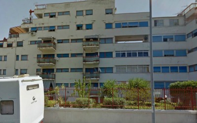 Rogo in un condominio| In fiamme otto auto parcheggiate