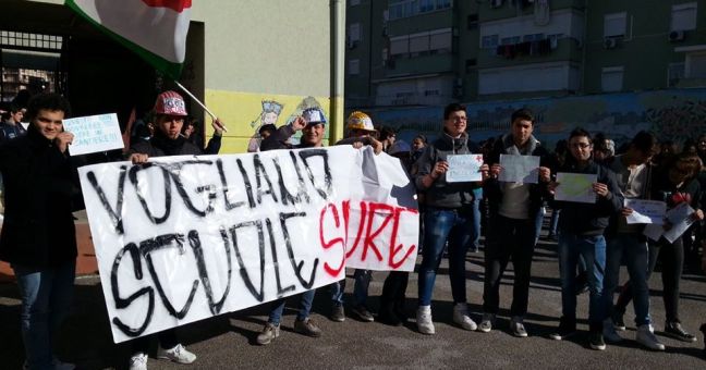 Crollo di calcinacci a scuola | Protesta al liceo Basile