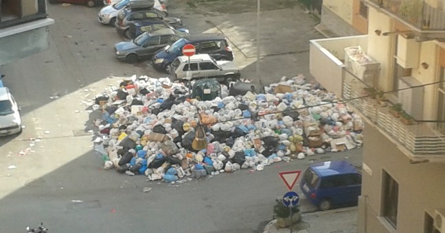 Anno nuovo, problemi vecchi |Viaggio nella città invasa dai rifiuti