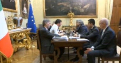Scintille Renzi-Grillo | Guarda il video