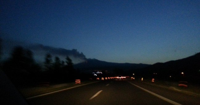 Etna, aumenta l’emissione di cenere |Vento verso nord, scalo operativo