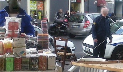 Vigili aggrediti da ambulanti | Ferito un ispettore