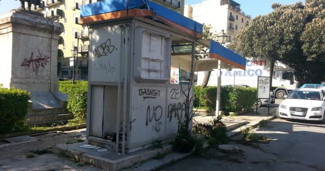 Dismesso vecchio distributore | di benzina in piazza Lolli