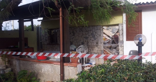 Tragedia sfiorata a Terrasini| Crolla un tetto, salvato un anziano