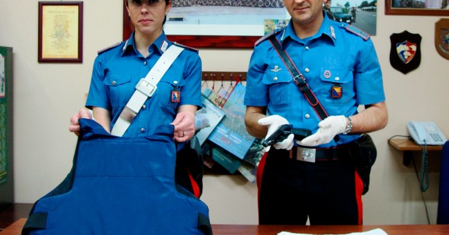 In casa pistola e giubbotto antiproiettile |Scattano le manette per un 32enne
