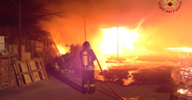 Deposito inghiottito dal fuoco |Fiamme visibili dalla Tangenziale