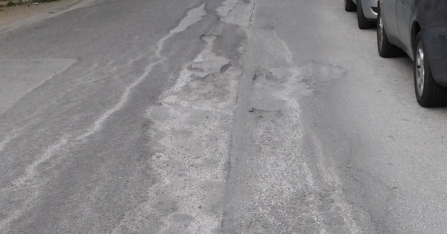 Buche in via Maddalena | Protesta dei residenti