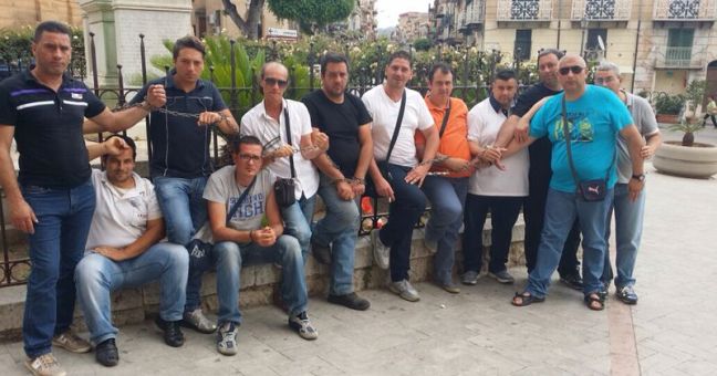 Ex lavoratori del Coinres | incatenati davanti al Comune