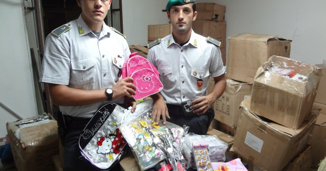 Zaini, borse e portafogli contraffatti | Sequestro dei doganieri