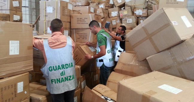 GdF sequestra merce contraffatta |e denuncia tre cittadini cinesi