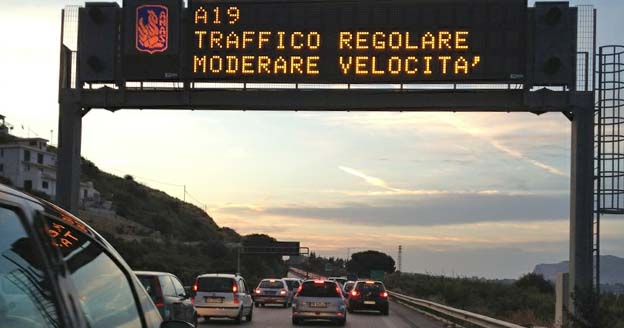 Incendio lungo la Palermo-Catania