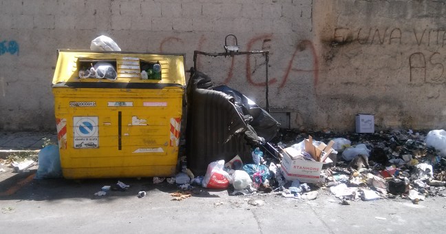 Campana per il vetro in fiamme| “Il Comune intervenga”