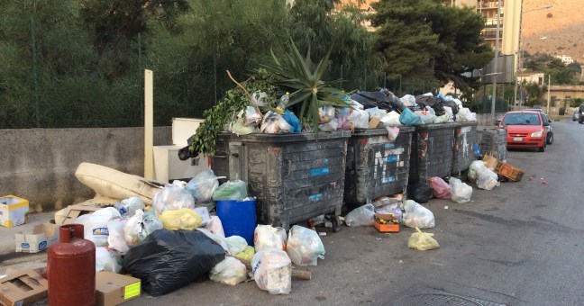 Da via Nicoletti a Mondello | Una lunga scia di rifiuti