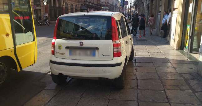 Parcheggio? Problema risolto | L’auto del Comune sul marciapiede