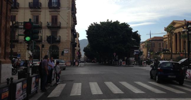 Calcinacci in via Maqueda | Nessun passante ferito