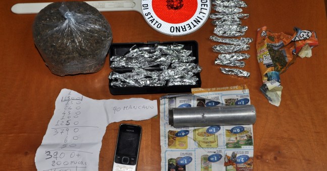 Aciplatani, pusher in manette |Nel garage un silenziatore per fucile
