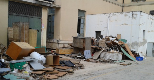 Una discarica a scuola |La foto di un lettore