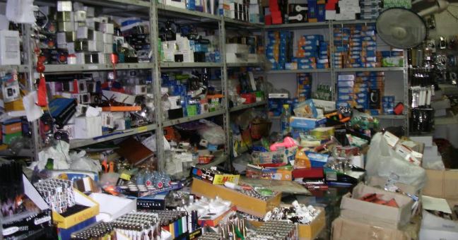 Blitz anticontraffazione dei vigili | Maxi sequestro in centro storico