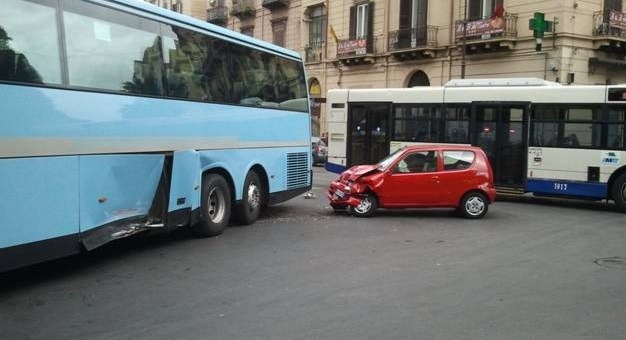 Bus contro auto in via Amari | Automobilista ricoverato al Civico