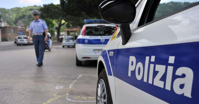 I cittadini difendono due abusivi | Viale Campania, tensione al mercato