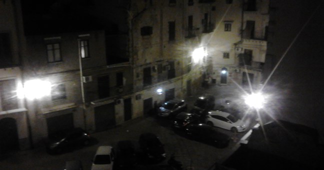 Via Meli, torna la luce