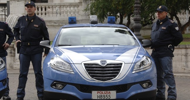 Polizia, anche a Catania |le auto con la nuova livrea