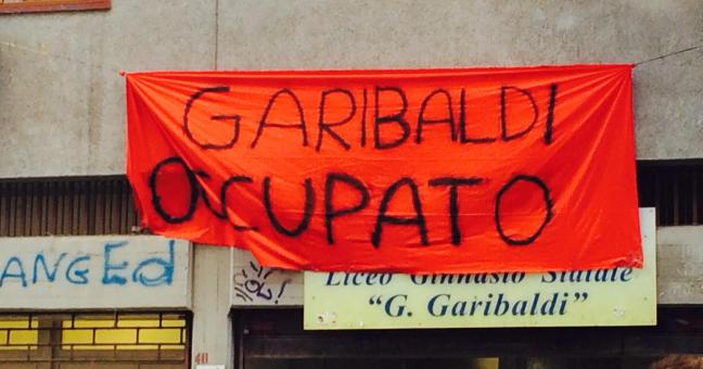 Raid notturno nel liceo occupato | Invasione e fumogeni al ‘Garibaldi’