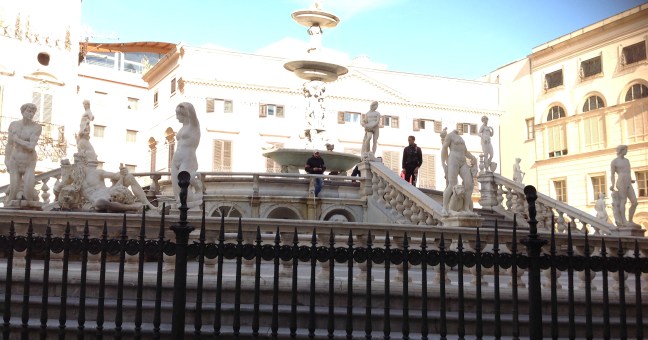 Protesta dei senzacasa| dentro la fontana di piazza Pretoria