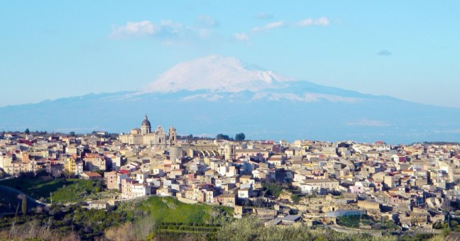 Militello, gli negano il sussidio| e punta la pistola al vicesindaco