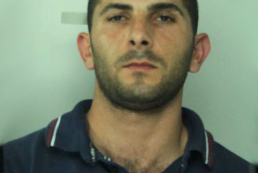 Acireale, “spacciatore a domicilio” |Droga nascosta nel vano motore