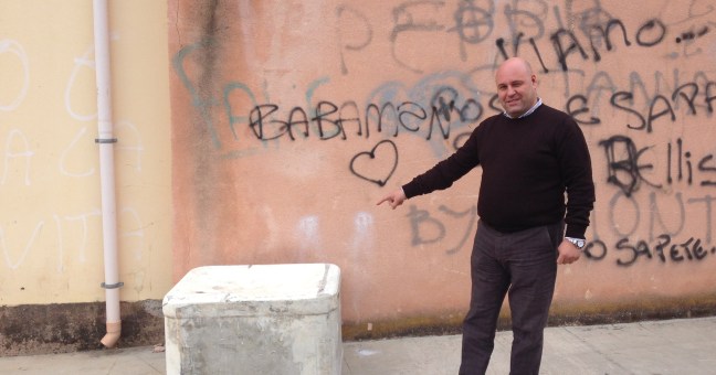 Una discarica di rifiuti speciali | a pochi passi da una scuola